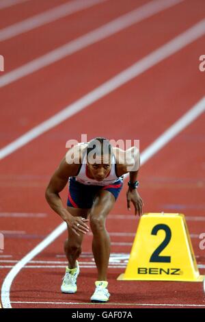 Atletica - Campionati europei di atletica leggera - Monaco di Baviera 2002 - Semifinale femminile da 800 m. Kelly Holmes della Gran Bretagna è sotto gli ordini di avviamento Foto Stock