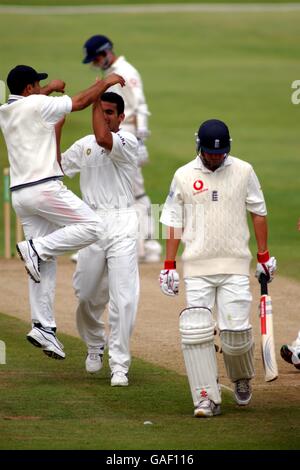 Cricket - Inghilterra / India - terzo test npower - terzo giorno. Robert Key dell'Inghilterra lascia il campo catturato mentre Zaheer Khan, il bowler indiano, festeggia Foto Stock