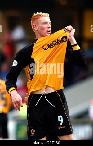 David Kitson di Cambridge United celebra il loro secondo obiettivo contro Leyton Orienta Foto Stock