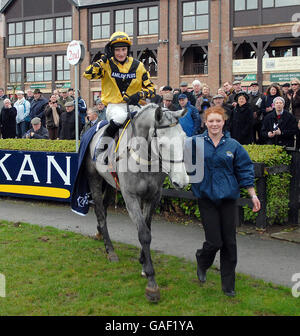 L'ascoltatore con Daryl Jacob UP festeggia dopo aver vinto il John Durkan Memorial Punchestown Steeplechase all'ippodromo di Punchestown, Co Kildare. Foto Stock