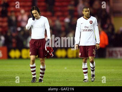 Calcio - Barclays Premier League - Middlesbrough / Arsenal - Riverside Stadium. Tomas ROSICKY di Arsenal (a sinistra) e Gael Clichy sembrano abbattuti mentre si fanno strada fuori dal campo dopo il fischio finale. Foto Stock