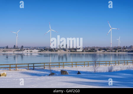 Windrad am See im inverno - turbine eoliche sul lago in inverno, energia rigenerativa Foto Stock