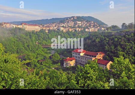 Vista panoramica di Veliko Tarnovo città in Western Bulgaria Foto Stock