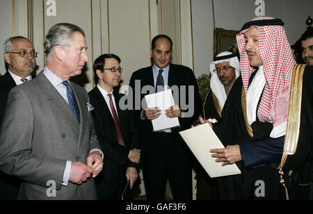 Il principe di Galles britannico, a sinistra, parla al presidente della Fondazione al-Turath, il principe Sultan bin Salman bin Abdulaziz al Saud, a destra, durante un ricevimento alla Clarence House per la firma di un memorandum di cooperazione tra due associazioni benefiche del Principe di Galles, La Fondazione del Principe per l'ambiente edificato e la Scuola del Principe delle Arti tradizionali, e l'organizzazione del patrimonio Saudita, la Fondazione al-Turath, alla Clarence House di Londra. Foto Stock