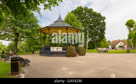 Vista sulla banda Vittoriano Stand nel parco del castello, Colchester, Essex, Inghilterra, Gran Bretagna, Regno Unito. Foto Stock