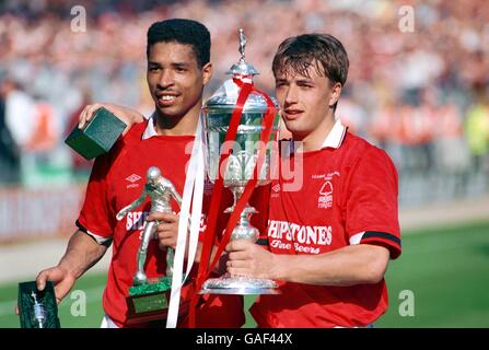 (L-R) Nottingham Forest's Man of the Match Des Walker e. Nigel Jemson festeggia con la Littlewoods Cup Foto Stock