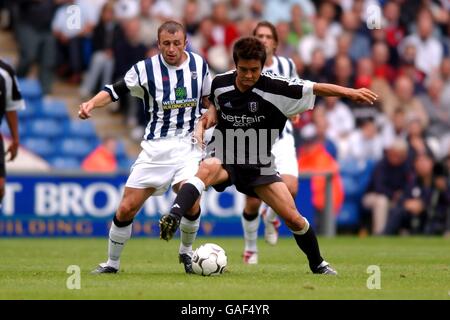 (L-R) Ronnie Wallwork di West Bromwich Albion e Junichi Inamoto di Fulham combattono per la palla Foto Stock