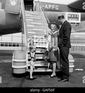 Gerry e Sylvia Anderson vedendo i loro 'Puppets del capitano Scarlet' in Giappone a Heathrow. Foto Stock