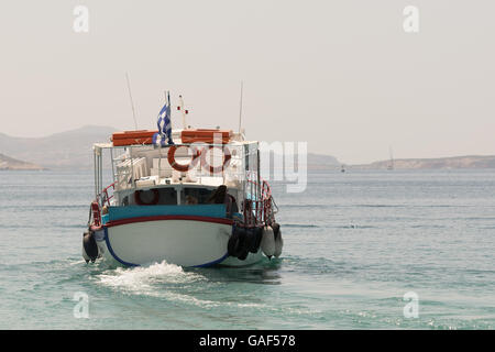 Paros Grecia 10 agosto 2015. Barca con passeggeri in partenza dal porto di altre famose spiagge dell isola di Paros. Foto Stock