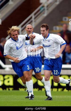 Rushden e Diamonds' Stuart Grey (r) festeggiano con il compagno di squadra Paul Underwood dopo aver segnato dal punto contro Southend Foto Stock