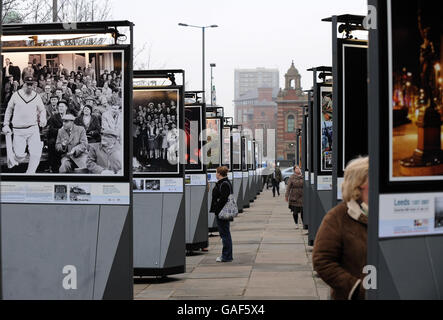 Una mostra fotografica all'aperto che mostra 800 anni di vita nella città di Leeds sta provando un'estrazione per i clienti di Natale mentre la galleria corre su un lato della Headrow, la strada principale dello shopping a Leeds. Foto Stock