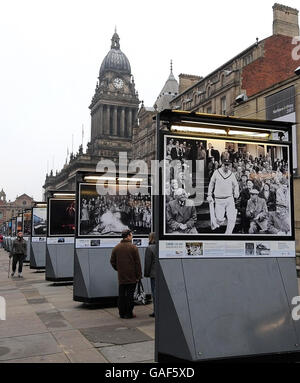 Una mostra fotografica all'aperto che mostra 800 anni di vita nella città di Leeds sta provando un'estrazione per i clienti di Natale mentre la galleria corre su un lato della Headrow, la strada principale dello shopping a Leeds. Foto Stock