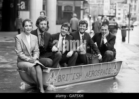 Un team di esploratori, guidati da Sir Ranulph Fiennes (bearded, left) che sono dovuti scendere per il Polo Nord, aspettano la neve a Londra in modo da poter testare la loro rivoluzionaria Polar Sled, fatta da British Aerospace. Tre degli uomini, Sir Ranulph, Oliver Shepard (a destra) e Dr Mike Stroud (al centro) stanno puntando ad entrare nei libri di registrazione camminando le 425 miglia nautiche da Ward Hunt Island al Polo Nord. Laurence Howell (secondo da destra) e sua moglie Morag, soggiorneranno alla base di Ward Hunt Island e le informazioni di ritorno radio a Londra. Foto Stock