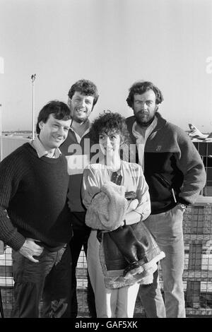 Esploratore Sir Ranulph Fiennes (a destra) all'aeroporto di Heathrow prima di partire per il Canada per iniziare il suo terzo tentativo di camminare al Polo Nord accompagnato dal Dr Mike Stroud (a sinistra). Il marito e la moglie Lawrence e Morag Howell (centro) manterranno il contatto radio al campo base sulla terraferma canadese. Foto Stock