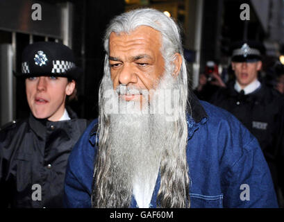 L'ex detenuto di Guantanamo Jamil el-Banna lascia la City of Westminster Magistrates Court a Londra oggi dopo essere stato dato il salvataggio. Foto Stock