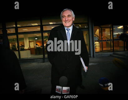 Taoiseach Bertie Ahern parte dopo il modulo di oggi del Mahon Tribunal nel Castello di Dublino. Foto Stock