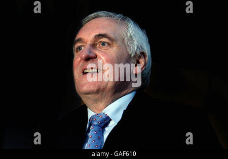 Taoiseach Bertie Ahern parte dopo il modulo di oggi del Mahon Tribunal nel Castello di Dublino. Foto Stock