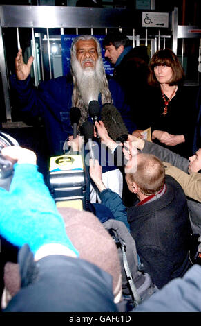 L'ex detenuto di Guantanamo Jamil el-Banna fa gesti mentre lascia la City of Westminster Magistrates Court a Londra oggi dopo essere stato concesso in cauzione accompagnato dall'avvocato per i diritti umani Gareth Peirce . Foto Stock