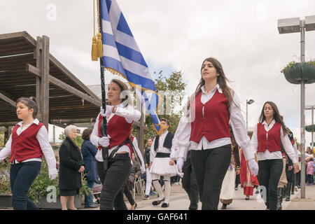 Atene, Grecia, 28 ottobre 2015. Studenti di greco sfilata per celebrare la festa nazionale del giorno Ochi. Foto Stock