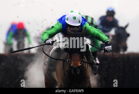 Vodka Bleu guidato da Timmy Murphy sulla loro strada per vincere la BGC Silver Cup handicap Chase all'ippodromo di Ascot. Foto Stock