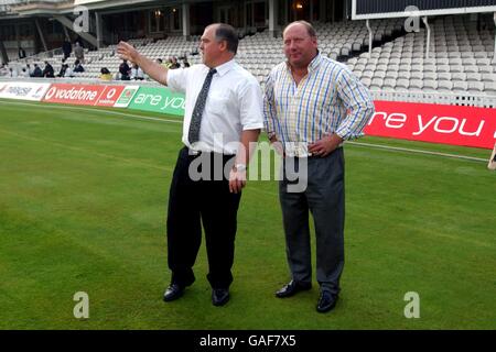 Cricket - Inghilterra / India - Quarta prova di npower - primo giorno. L'ex capitano inglese Mike Gatting e l'ex calciatore Alan Brasile hanno una chat prima della partita Foto Stock