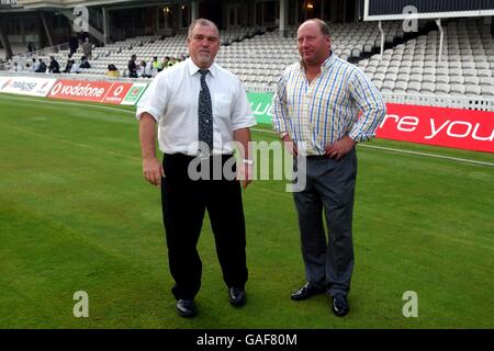 Cricket - Inghilterra / India - Quarta prova di npower - primo giorno. L'ex capitano inglese Mike Gatting e l'ex calciatore Alan Brasile prima della partita Foto Stock