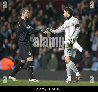 Calcio - Barclays Premier League - Aston Villa v Tottenham Hotspur - Villa Park. Il portiere di Tottenham Hotspur Paul Robinson (l) e il portiere di Aston Villa Scott Carson (r) scuotono le mani dopo il fischio finale. Foto Stock