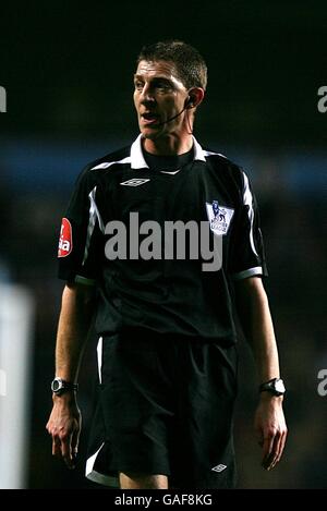 Calcio - Barclays Premier League - Aston Villa v Tottenham Hotspur - Villa Park. Steve Tanner, arbitro Foto Stock