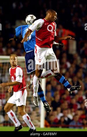 Thierry Henry (r) dell'Arsenal e la battaglia Marc-Vivien Foe di Manchester City per la sfera Foto Stock