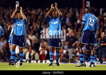 L-R: Niclas Jensen, Nicolas Anelka e Marc-Vivien Foe di Manchester City riconoscono il sostegno al viaggio Foto Stock