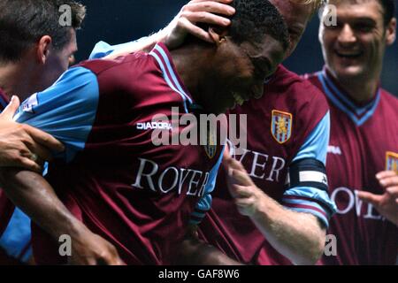 L'Alises De la Cruz di Aston Villa si congratula con lui compagni di squadra dopo aver segnato il suo primo gol per il club Foto Stock