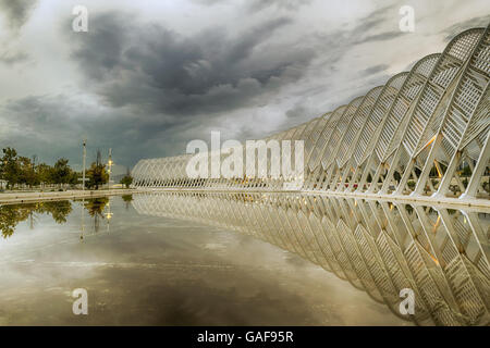 Atene, Grecia 22 ottobre 2015. Kalatrava della costruzione del complesso in Atene contro un cielo drammatico. Foto Stock