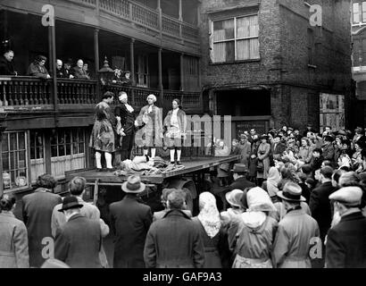 Gli amanti di Dickens si sono recati al George Inn, a Southwark, per guardare le scene di "A Tale of Two Cities" presentate dai giocatori di Dickensian Tabard. L'occasione fu il 137° anniversario della nascita di Charles Dickens. Foto Stock