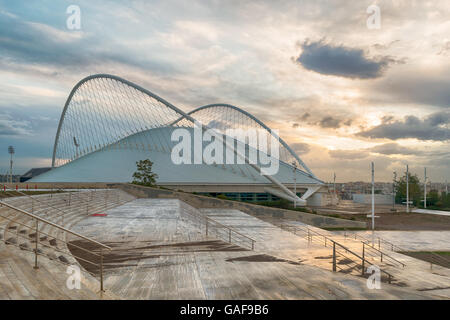 Atene, Grecia 22 ottobre 2015. Olympic Sport ciclismo centro contro un tramonto spettacolare. Foto Stock