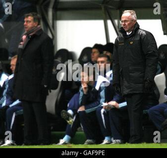 Calcio - Barclays Premier League - Newcastle United / Manchester City - St James Park. Sam Allardyce, direttore del Newcastle United, e Sven Goran Eriksson (r), direttore del Manchester City, sulla linea di contatto. Foto Stock