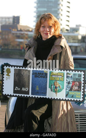 Samantha Bond svela il Royal Mail francobolli - Londra Foto Stock