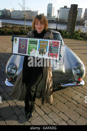 Ex Miss Moneypenny attrice Samantha Bond è stato nel centro di Londra oggi per lanciare i francobolli James Bond di Ian Fleming, che vanno in vendita domani nelle filiali dell'ufficio postale e online. Foto Stock