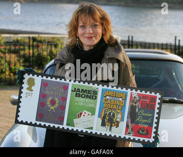 Ex Miss Moneypenny attrice Samantha Bond è stato nel centro di Londra oggi per lanciare i francobolli James Bond di Ian Fleming, che vanno in vendita domani nelle filiali dell'ufficio postale e online. Foto Stock