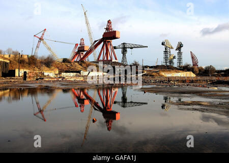 Le famose gru di Swan Hunter giacciono a metà smantellate presso il cantiere dormiente, un tempo famoso per aver impiegato 1000 lavoratori sul fiume Tyne. Foto Stock