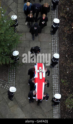 La bara di Darren Yates-Badley arriva alla chiesa di San Nicola, Alcester, per i funerali dei vigili del fuoco uccisi nel fuoco in un impianto di imballaggio di verdure ad Atherstone-on-Stour, Warwickshire, il 2 novembre. Foto Stock