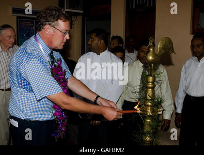 Paul Sheldon, capo esecutivo del Surrey, alla scoperta del loro terreno di villaggio di cricket a Magonna, Sri Lanka, un progetto intrapreso dopo lo tsunami del 2004. Foto Stock