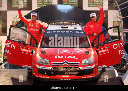 Sebastien Loeb (a destra) della Francia e il suo co-pilota Daniel Elena riconoscono la folla dopo aver concluso terzo nella Citroen C4 WRC del Wales Rally GB per clackinch il Campionato del mondo Rally. Foto Stock