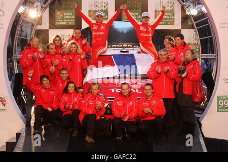 Sebastien Loeb (a destra) della Francia e il suo co-pilota Daniel Elena riconoscono la folla dopo aver concluso terzo nella Citroen C4 WRC del Wales Rally GB per clackinch il Campionato del mondo Rally. Foto Stock