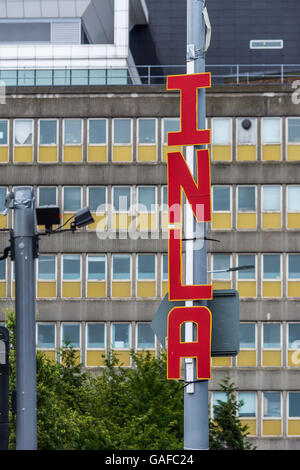 INLA grandi scritte su Belfast's Falls Road. Foto Stock