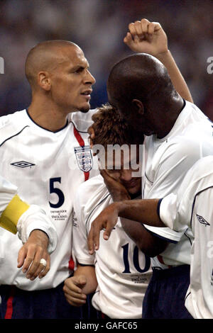 Calcio - Coppa del mondo FIFA 2002 - secondo turno - Danimarca / Inghilterra. Sol Campbell (r) in Inghilterra si congratula con Michael Owen (c) mentre il compagno di squadra Rio Ferdinand celebra (l) il secondo obiettivo Foto Stock