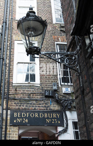 Xvii secolo Georgian windows in Goodwin's Court e vicino al Covent Garden di Londra, un film ubicazione per Diagon Alley di Harry Potter Foto Stock