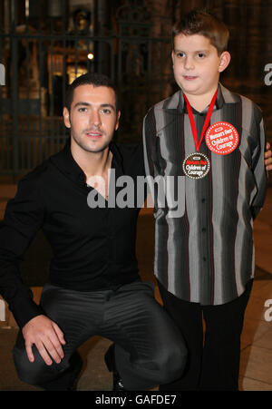 Shayne Ward (a sinistra) con Liam Archer, che indossa il suo Premio Bambini di coraggio della donna alla cerimonia di presentazione nell'Abbazia di Westminster. Foto Stock