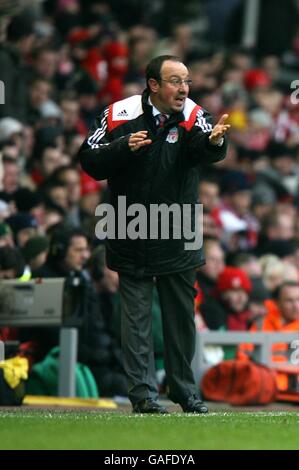 Calcio - Barclays Premier League - Liverpool v Manchester United - Anfield. Il manager di Liverpool Rafael Benitez sulla linea di contatto Foto Stock