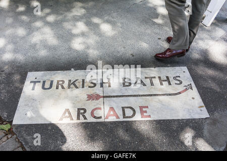 Bagni turchi Arcade pavimentazione strada segno su Southampton Row A LONDRA, REGNO UNITO Foto Stock