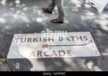 Bagni turchi Arcade pavimentazione strada segno su Southampton Row A LONDRA, REGNO UNITO Foto Stock